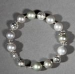 Bracelet with light grey pearls